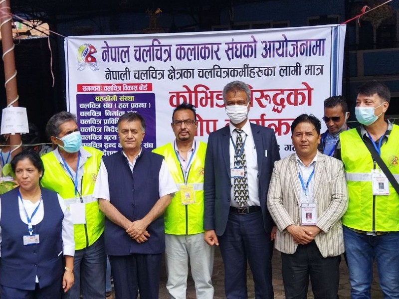 कलाकारलाई खोप 